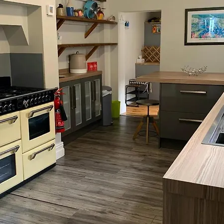 Howick House - Gorgeous Cosy Style Location - Sleeps 9 * Filey